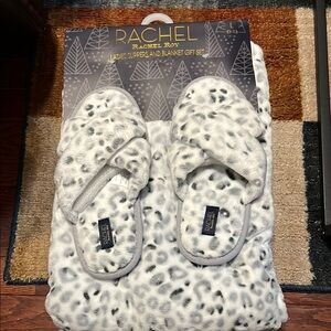 RACHEL Rachel Roy White and Black Slipper and Blanket Set